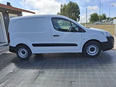 Peugeot PARTNER GIRAFON 2018 - 9990 EUR, 295321 km - AUTO.MOTO.pt - 295321km - foto 4 de 13