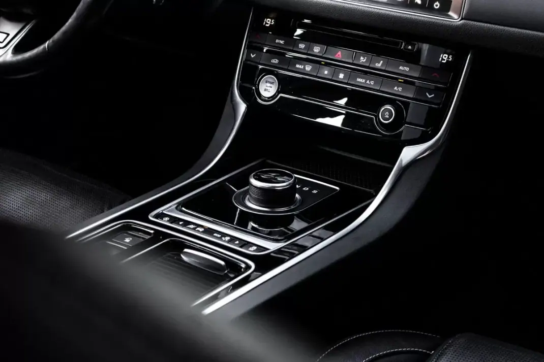 Jaguar XF Sportbrake 2019 - 23990 EUR, 147458 km - AUTO.MOTO.pt - 147458km - foto 37 de 45