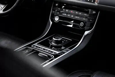 Jaguar XF Sportbrake 2019 - 23990 EUR, 147458 km - AUTO.MOTO.pt - 147458km - foto 37 de 45