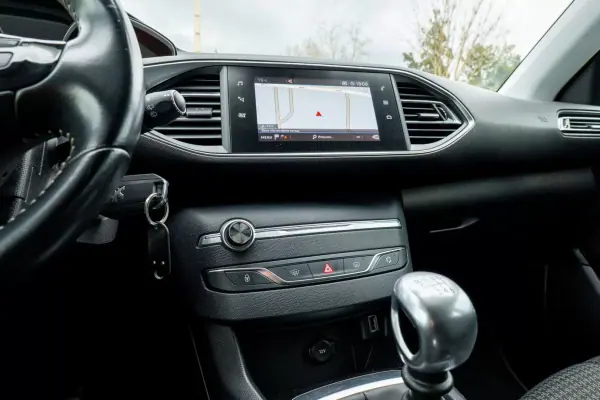 Peugeot 308 2018 - 12000 EUR, 185000 km - AUTO.MOTO.pt - 185000km - foto 9 de 17