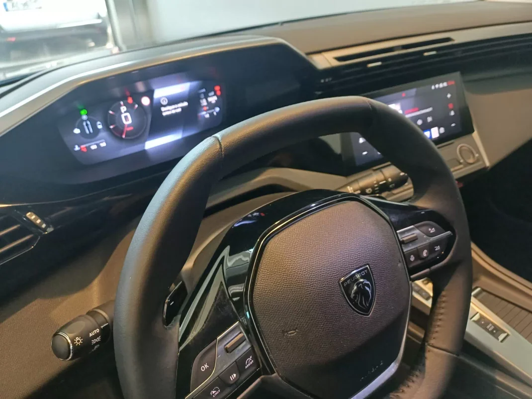 Peugeot 308 SW 2025 - 29750 EUR, 5900 km - AUTO.MOTO.pt - 5900km - foto 11 de 26