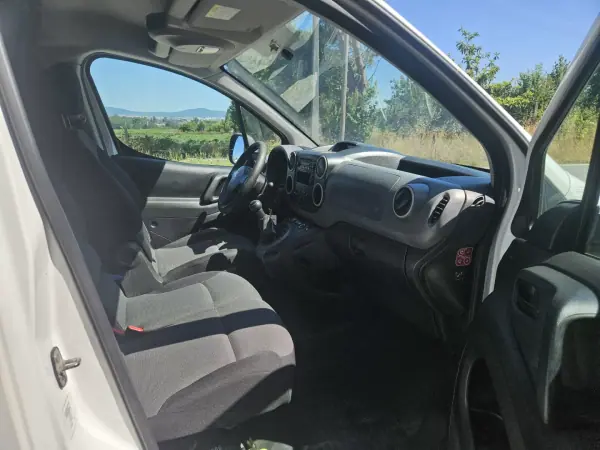 Peugeot PARTNER GIRAFON 2018 - 8750 EUR, 210000 km - AUTO.MOTO.pt - 210000km - foto 6 de 8