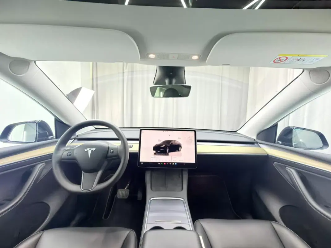 Tesla Model Y 2022 - 31000 EUR, 143000 km - 143000km - foto 10 de 25