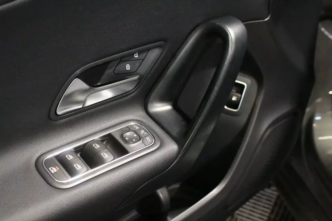 Mercedes-Benz A 250 2020 - 23900 EUR, 140000 km - AUTO.MOTO.pt - 140000km - foto 17 de 35