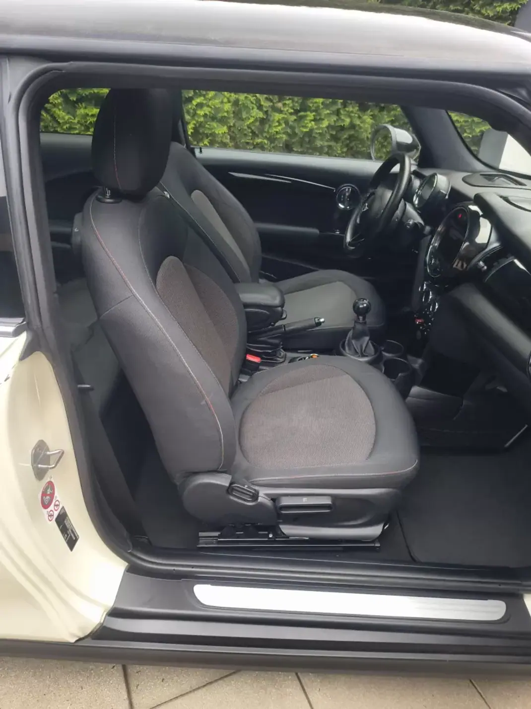 MINI One 2015 - 11900 EUR, 125000 km - AUTO.MOTO.pt - 125000km - foto 26 de 35