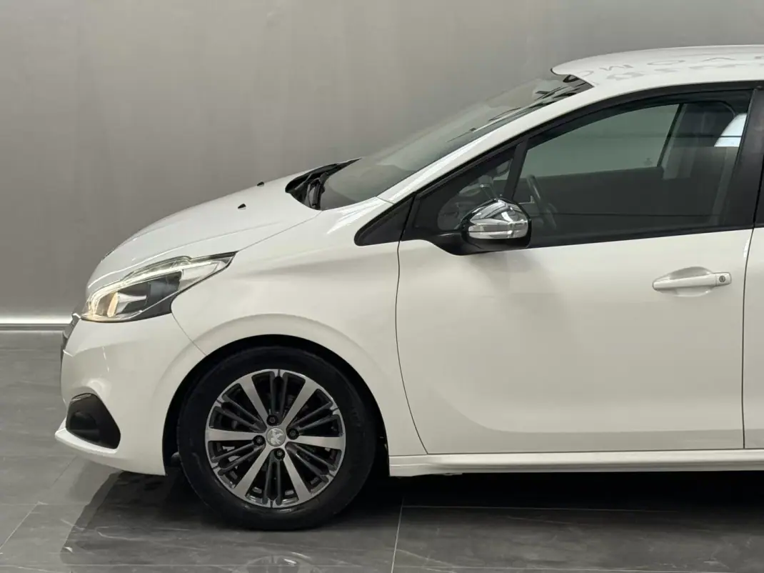 Peugeot 208 2019 - 12490 EUR, 105000 km - AUTO.MOTO.pt - 105000km - foto 3 de 6