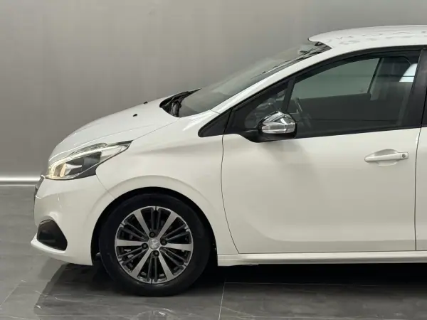 Peugeot 208 2019 - 11890 EUR, 105000 km - AUTO.MOTO.pt - 105000km - foto 3 de 6