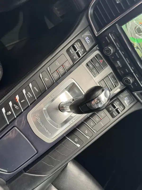 Porsche Panamera 2015 - 33990 EUR, 247000 km - AUTO.MOTO.pt - 247000km - foto 31 de 44