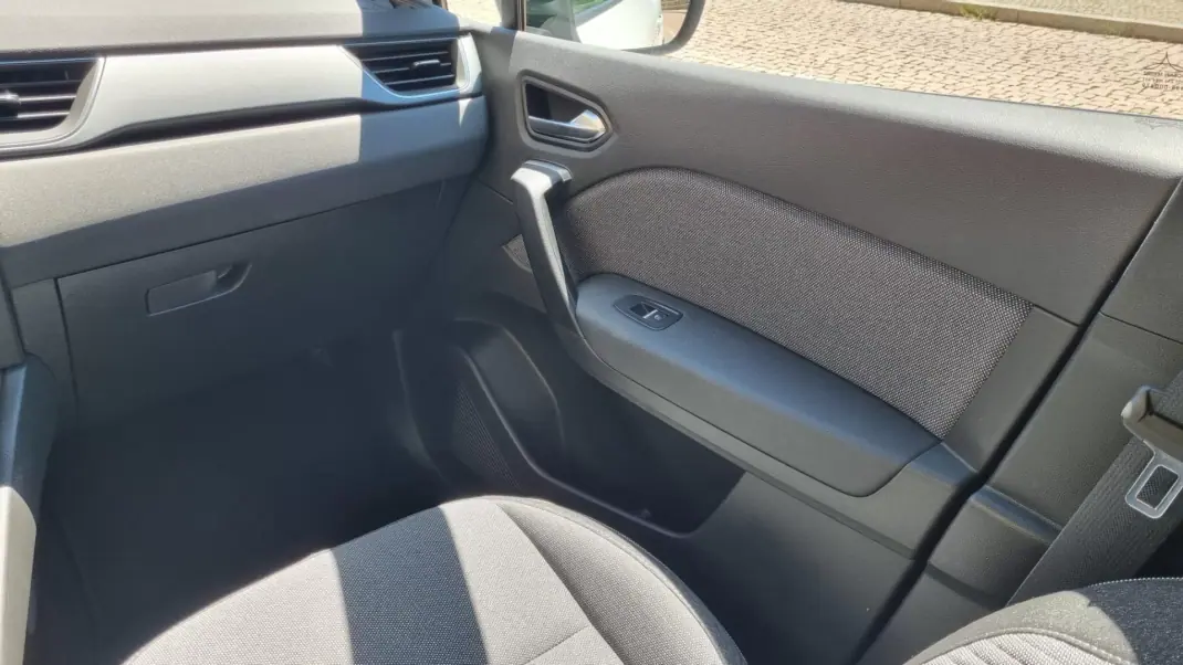 Renault Captur 2025 - 24000 EUR, 10335 km - AUTO.MOTO.pt - 10335km - foto 29 de 36