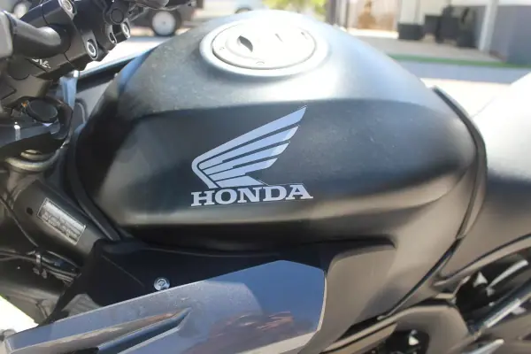 Honda CBR1000RR ABS 2018 - 6400 EUR, 26900 km - AUTO.MOTO.pt - 26900km - foto 16 de 34