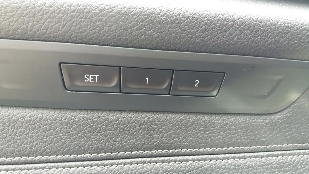 BMW 520 2017 - 28000 EUR, 95000 km - AUTO.MOTO.pt - 95000km - foto 11 de 15