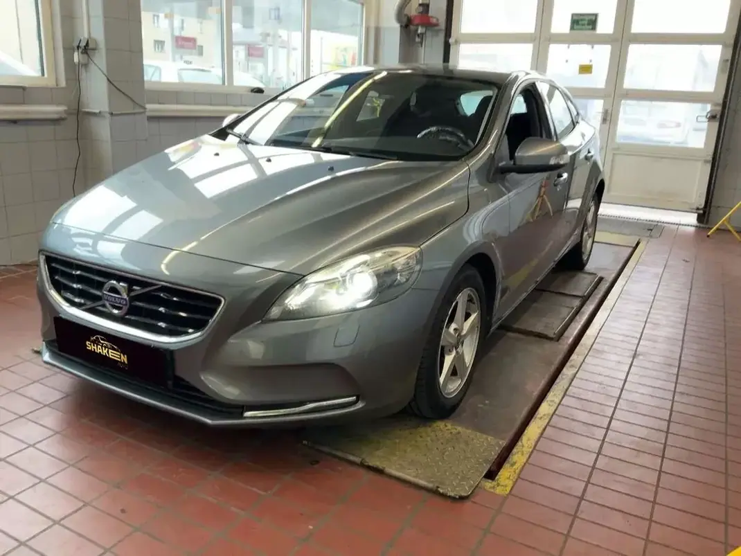 Volvo V40 2015 - 10500 EUR, 143407 km - AUTO.MOTO.pt - 143407km - foto 1 de 7