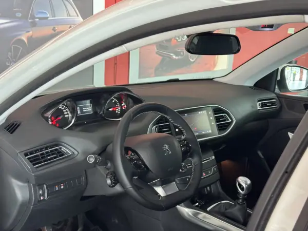Peugeot 308 2019 - 16500 EUR, 74173 km - AUTO.MOTO.pt - 74173km - foto 15 de 20