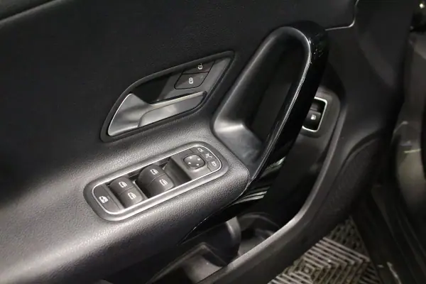 Mercedes-Benz A 250 2020 - 23500 EUR, 109000 km - AUTO.MOTO.pt - 109000km - foto 10 de 32