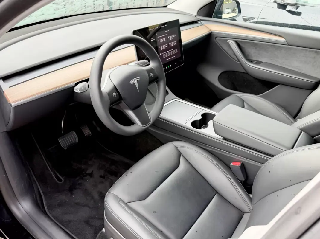 Tesla Model Y 2024 - 38490 EUR, 17630 km - AUTO.MOTO.pt - 17630km - foto 10 de 13