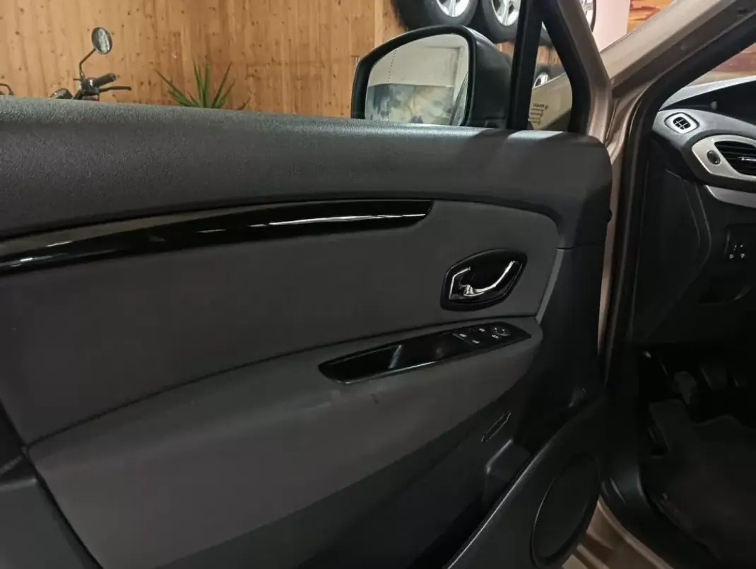 Renault Scénic 2015 - 10990 EUR, 159000 km - AUTO.MOTO.pt - 159000km - foto 7 de 19