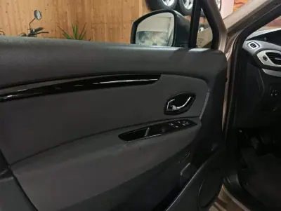 Renault Scénic 2015 - 10990 EUR, 159000 km - AUTO.MOTO.pt - 159000km - foto 7 de 19