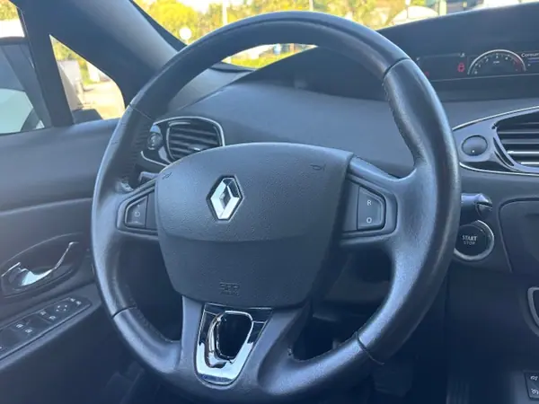 Renault Grand Scénic 2016 - 8150 EUR, 256000 km - AUTO.MOTO.pt - 256000km - foto 25 de 29