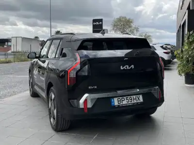 Kia EV3 2024 - 41500 EUR, 11000 km - AUTO.MOTO.pt - 11000km - foto 4 de 18
