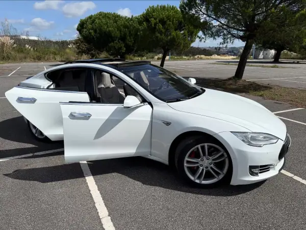 Tesla Model S 2015 - 27500 EUR, 162000 km - AUTO.MOTO.pt - 162000km - foto 20 de 21