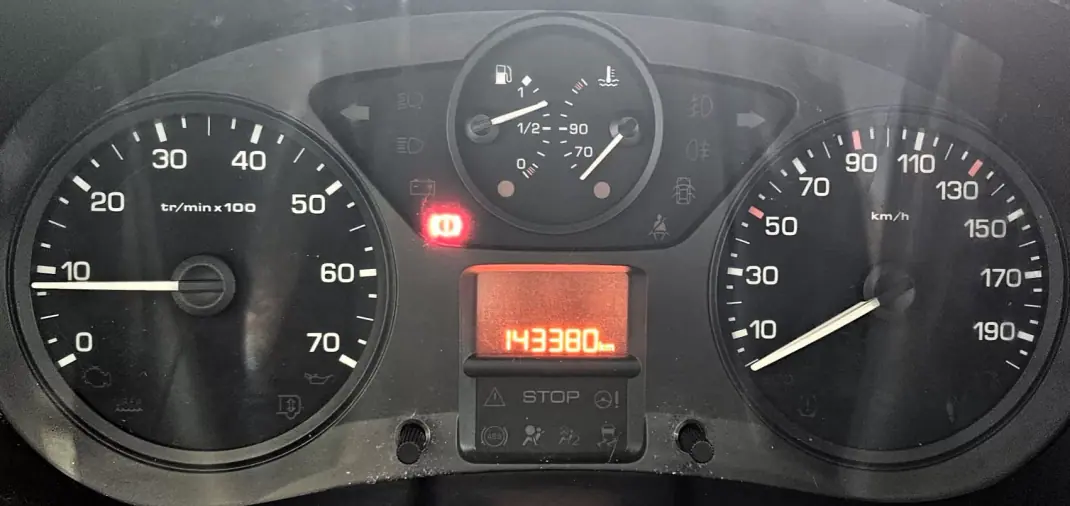 Citroën 2015 - 9999 EUR, 142000 km - AUTO.MOTO.pt - 142000km - foto 12 de 21