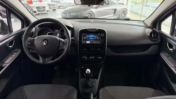 Renault Clio Sport Tourer 2013 - 9990 EUR, 167795 km - AUTO.MOTO.pt - 167795km - foto 12 de 26