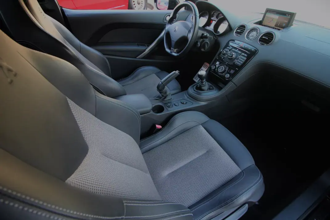 Peugeot RCZ 2012 - 12990 EUR, 189000 km - AUTO.MOTO.pt - 189000km - foto 18 de 25