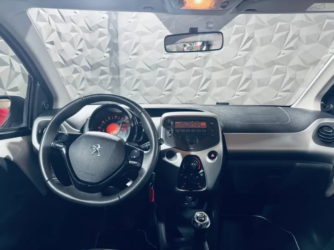 Peugeot 108 2015 - 8990 EUR, 90785 km - AUTO.MOTO.pt - 90785km - foto 24 de 41