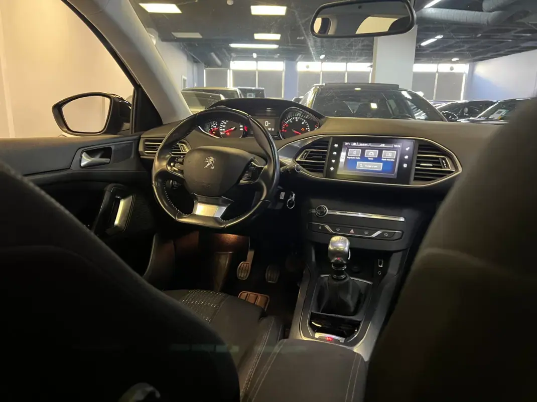 Peugeot 308 SW 2016 - 10990 EUR, 160000 km - 160000km - foto 12 de 42