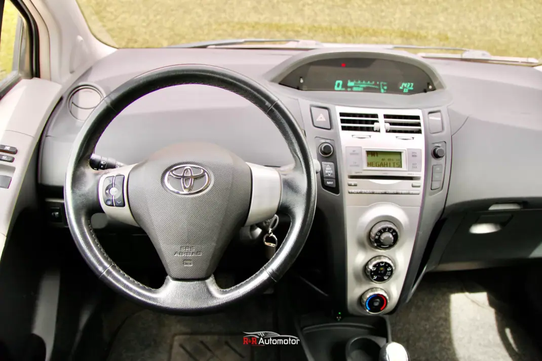 Toyota Yaris 2006 - 6900 EUR, 198000 km - AUTO.MOTO.pt - 198000km - foto 14 de 24