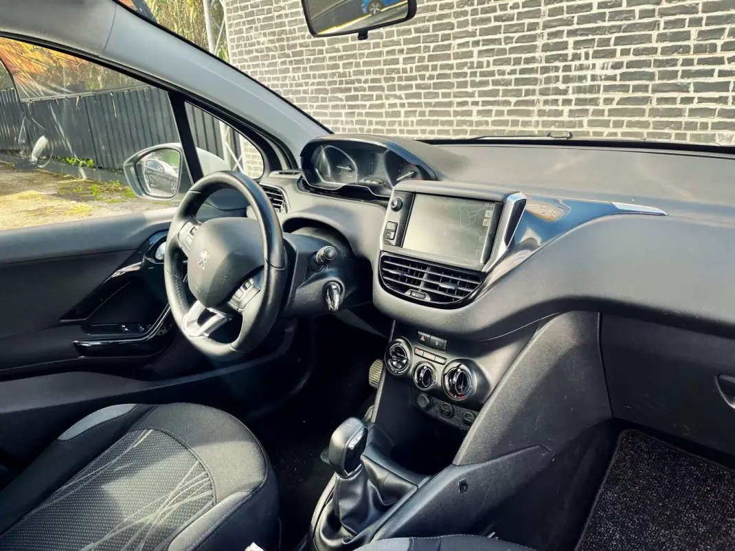 Peugeot 208 2013 - 9900 EUR, 177000 km - AUTO.MOTO.pt - 177000km - foto 2 de 14