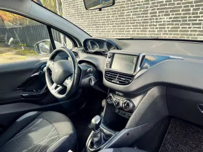 Peugeot 208 2013 - 9900 EUR, 177000 km - AUTO.MOTO.pt - 177000km - foto 2 de 14