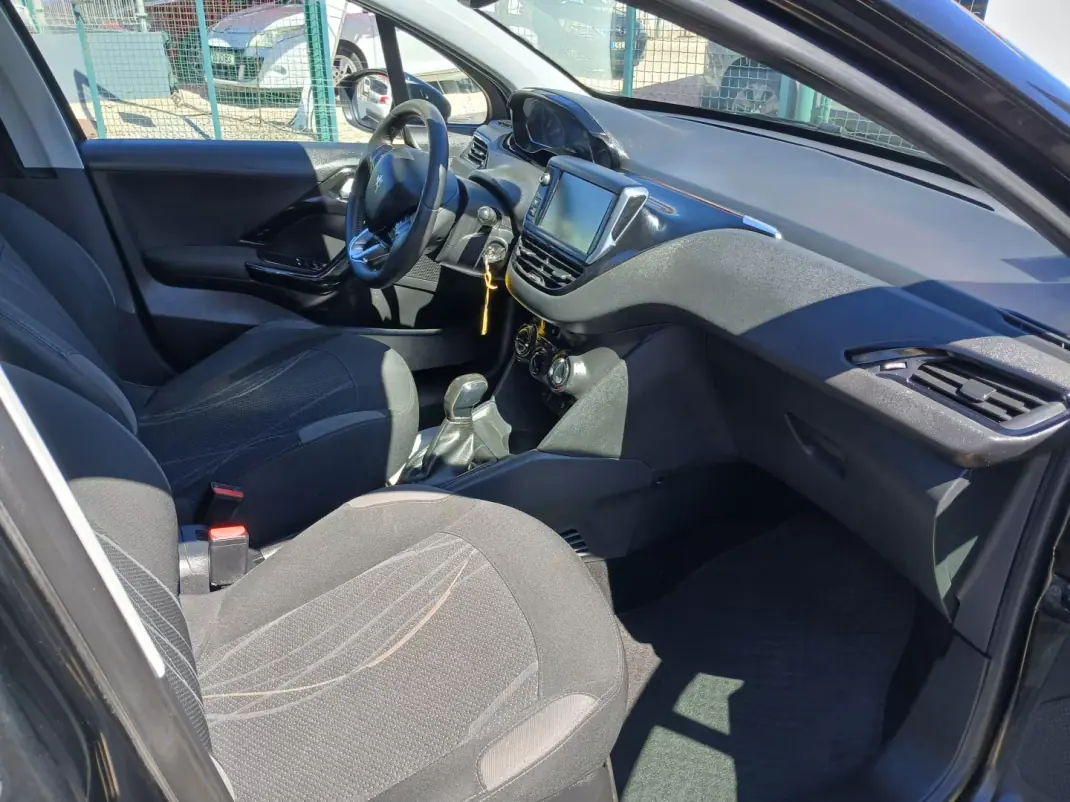 Peugeot 208 2014 - 7750 EUR, 84840 km - 84840km - foto 23 de 25