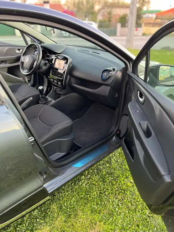 Renault Clio 2017 - 11900 EUR, 171000 km - AUTO.MOTO.pt - 171000km - foto 12 de 12