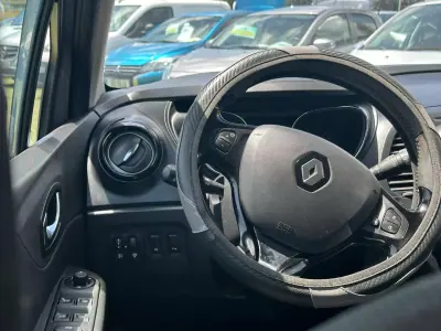 Renault Captur 2015 - 13990 EUR, 56433 km - AUTO.MOTO.pt - 56433km - foto 15 de 17