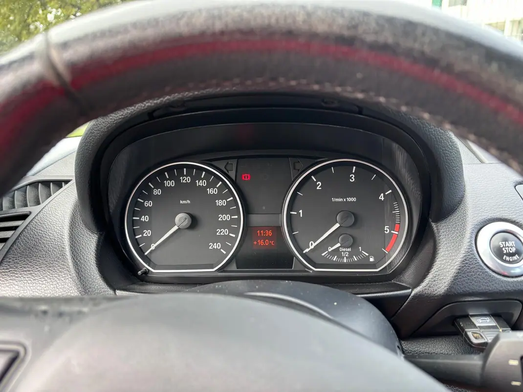 BMW 118 2010 - 6748 EUR, 356000 km - AUTO.MOTO.pt - 356000km - foto 8 de 12