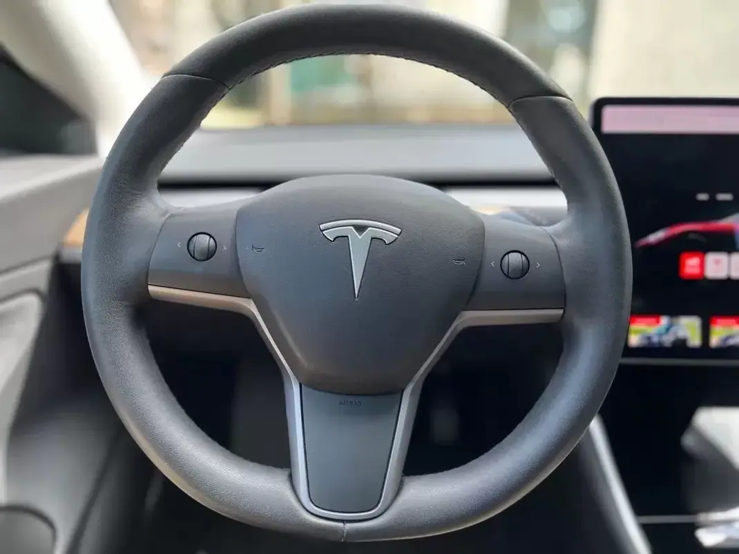 Tesla Model 3 2019 - 23990 EUR, 83000 km - AUTO.MOTO.pt - 83000km - foto 23 de 26