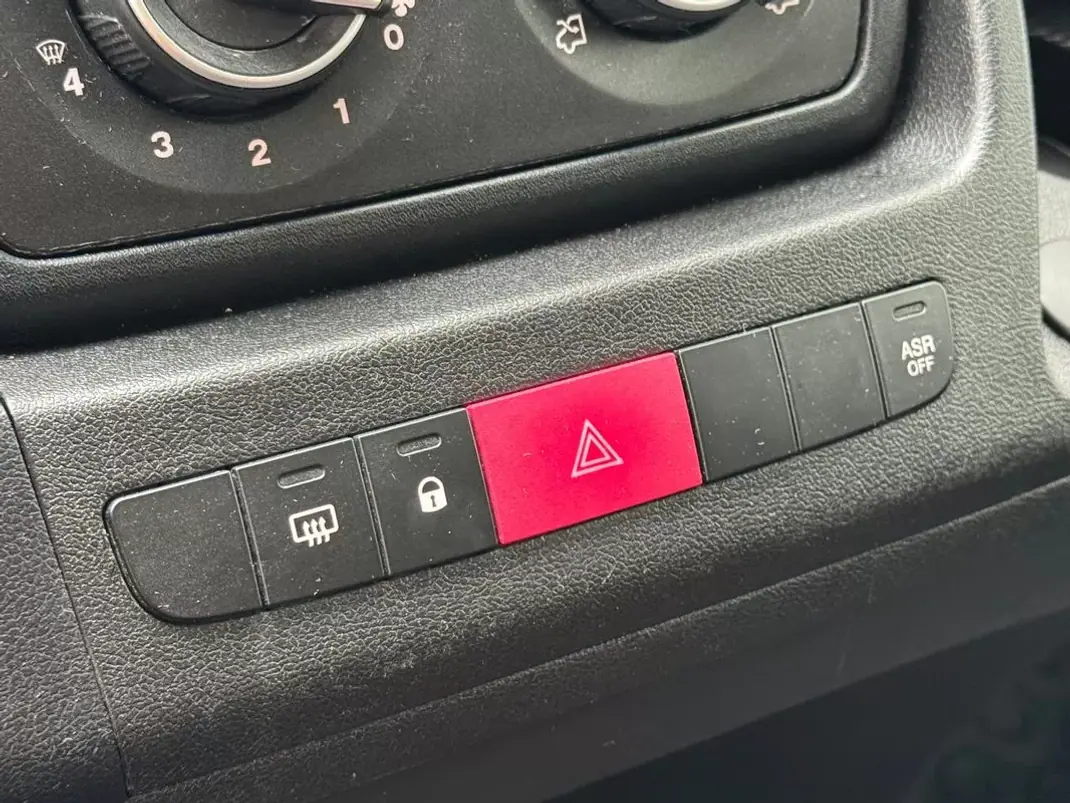 Peugeot 2020 - 16950 EUR, 100000 km - AUTO.MOTO.pt - 100000km - foto 21 de 24