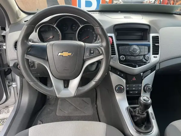 Chevrolet Cruze 2010 - 6950 EUR, 99232 km - AUTO.MOTO.pt - 99232km - foto 10 de 12