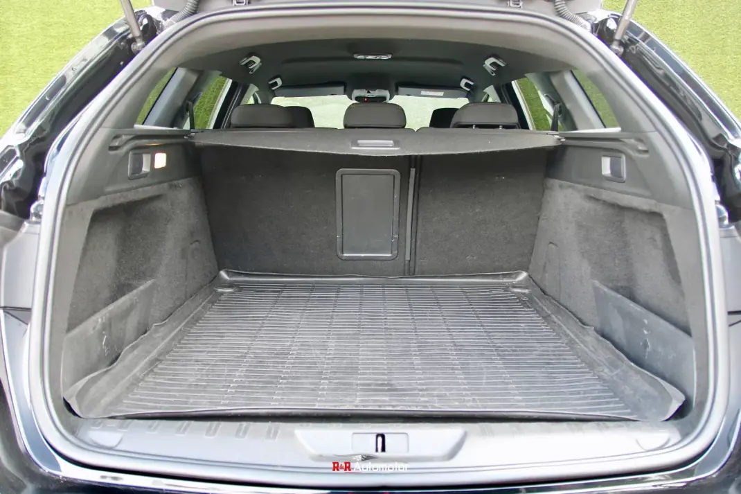 Peugeot 308 SW 2016 - 11800 EUR, 201000 km - AUTO.MOTO.pt - 201000km - foto 11 de 36