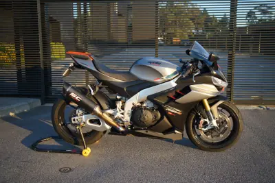Aprilia RSV 1000 R 2023 - 18750 EUR, 12000 km - AUTO.MOTO.pt - 12000km - foto 17 de 20