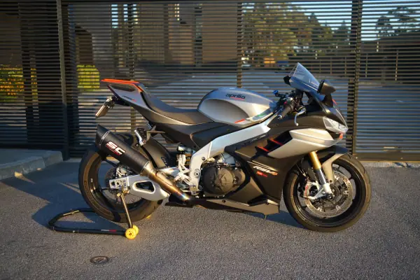 Aprilia RSV 1000 R 2023 - 18750 EUR, 12000 km - AUTO.MOTO.pt - 12000km - foto 17 de 20
