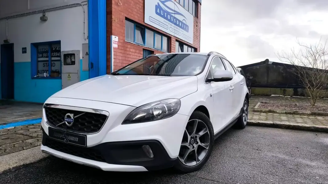 Volvo V40 2014 - 11900 EUR, 205000 km - AUTO.MOTO.pt - 205000km - foto 1 de 20