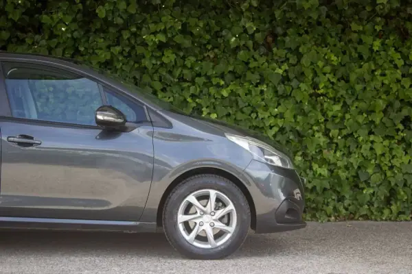 Peugeot 208 2015 - 9900 EUR, 153000 km - AUTO.MOTO.pt - 153000km - foto 5 de 16