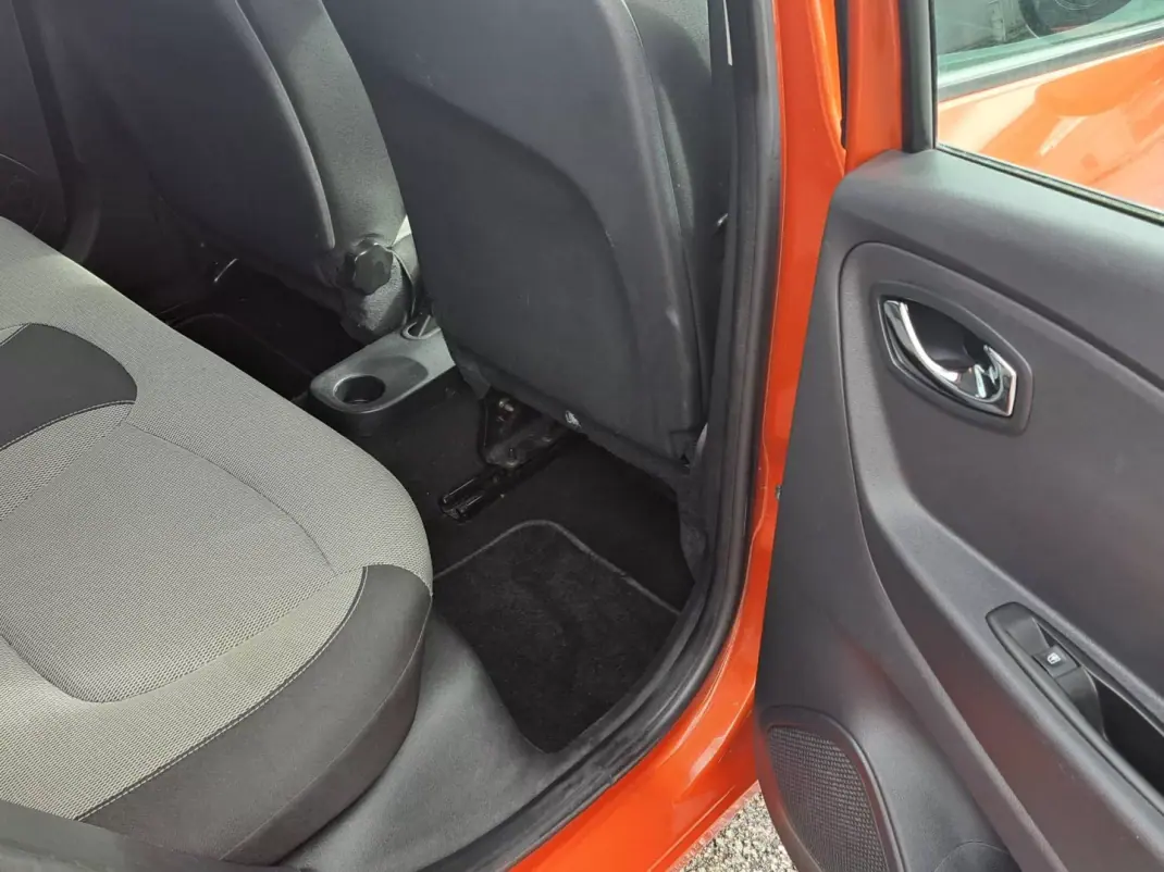 Renault Captur 2016 - 11450 EUR, 165268 km - AUTO.MOTO.pt - 165268km - foto 24 de 41