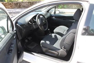 Peugeot 207 2007 - 4750 EUR, 156000 km - AUTO.MOTO.pt - 156000km - foto 13 de 23