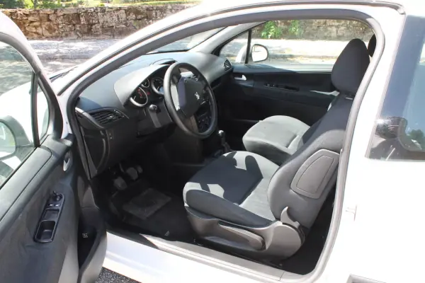 Peugeot 207 2007 - 4750 EUR, 156000 km - AUTO.MOTO.pt - 156000km - foto 13 de 23