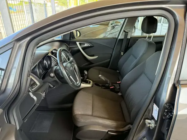 Opel Astra 2011 - 6450 EUR, 250730 km - AUTO.MOTO.pt - 250730km - foto 19 de 26