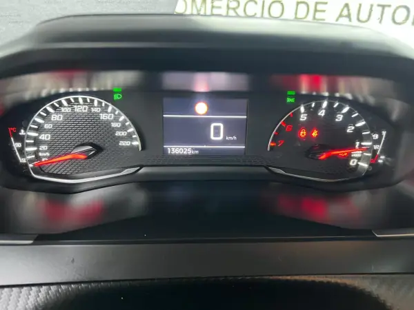 Peugeot 2008 2022 - 19500 EUR, 136000 km - AUTO.MOTO.pt - 136000km - foto 8 de 12