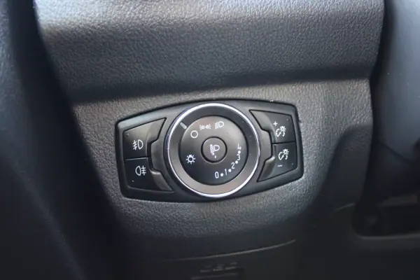 Ford Transit Courier 2020 - 12400 EUR, 140939 km - AUTO.MOTO.pt - 140939km - foto 10 de 15